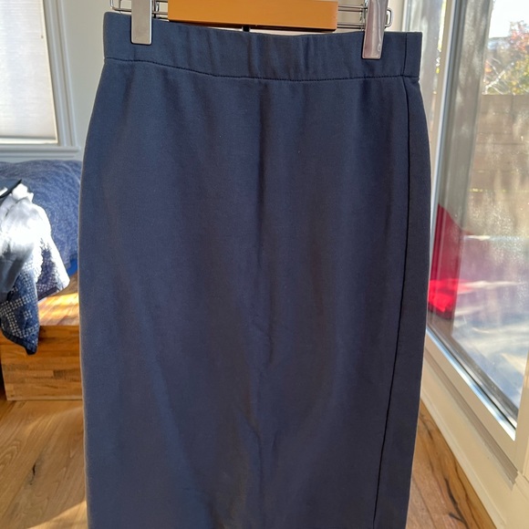 Louve design sweater and skirt - Picture 3 of 3